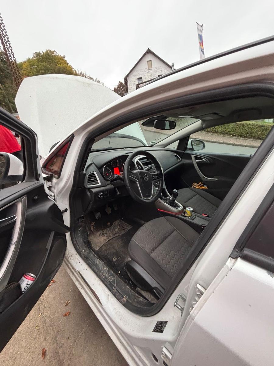 Opel Astra 2013 — engine 116 HP (85kW)