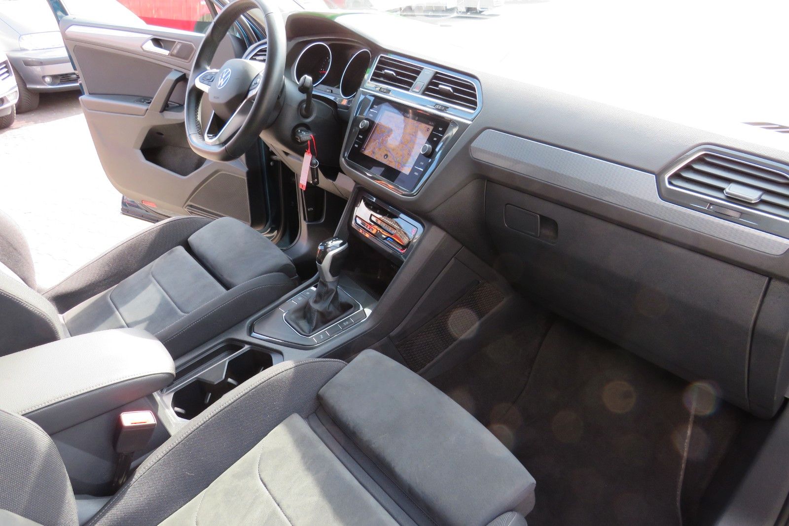 Fahrzeugabbildung Volkswagen Tiguan Life DSG AHK KAMERA ACC PDC SITZH. NAVI 1