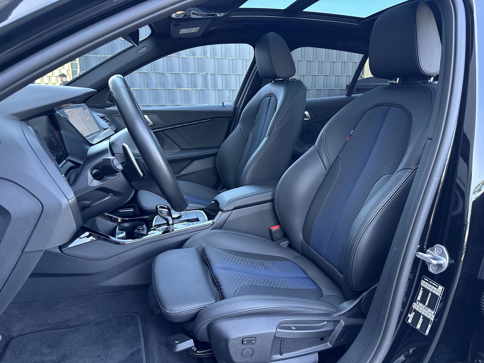 Fahrzeugabbildung BMW 120i M-Sport NAV+LED+PANO+SHZ+KAM+PARKASS+18ZOLL