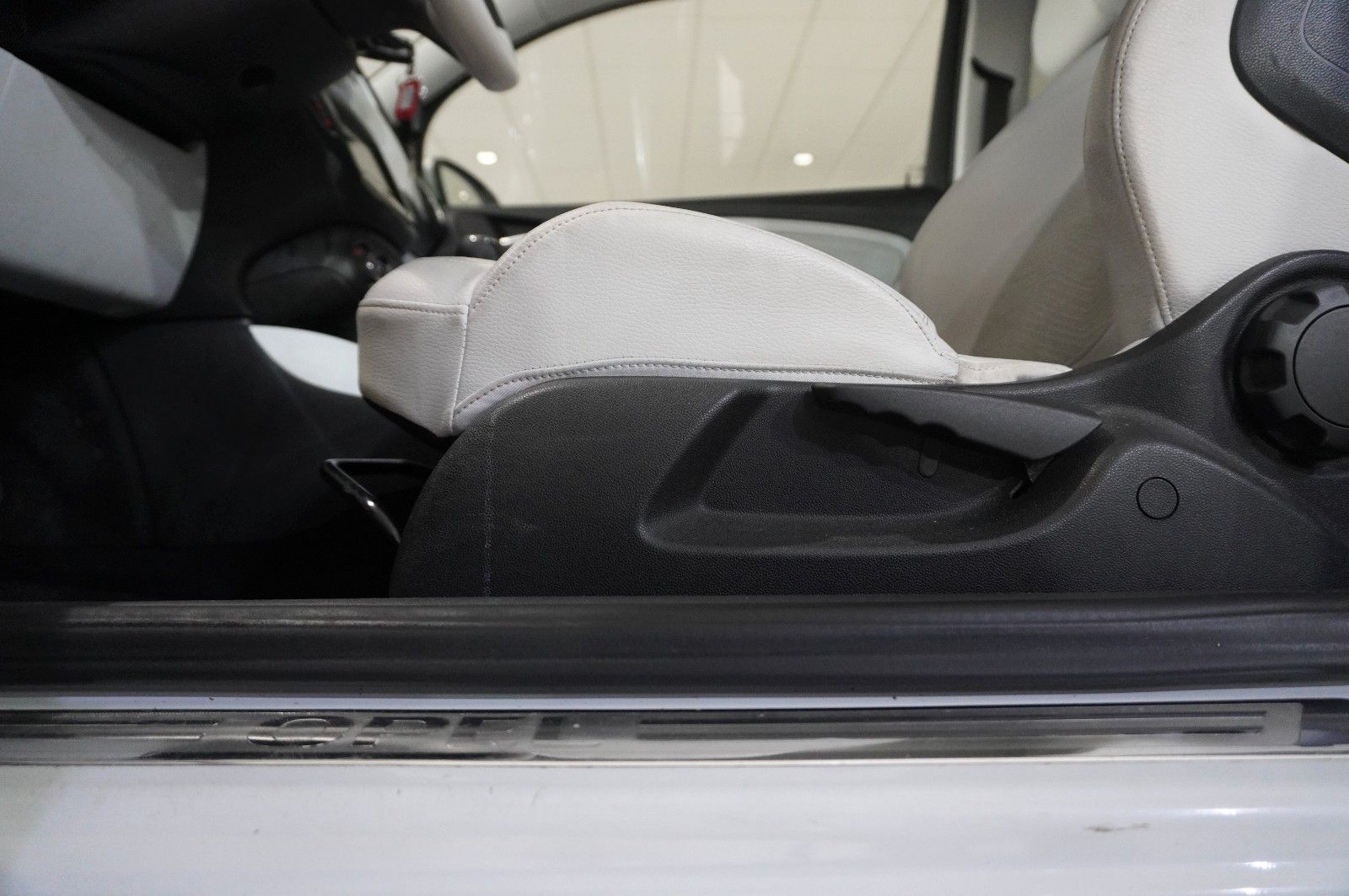 Fahrzeugabbildung Opel Adam 1.4 WHITE LINK LED/TEMP./SPORT/SH/KLIMA/USB