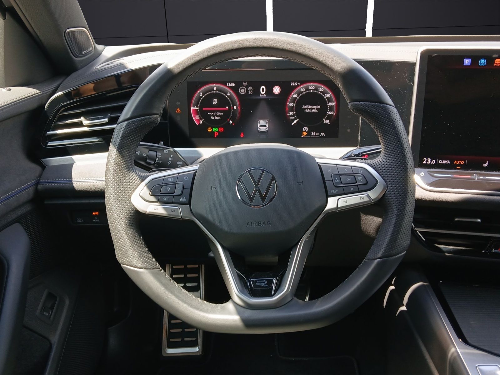 Fahrzeugabbildung Volkswagen Passat TDI R-Line Black Style Matrix AHK Navi AI