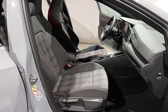 Golf GTI 2.0TSI DSG ACC KAMERA NAVI PANO SPORTFW