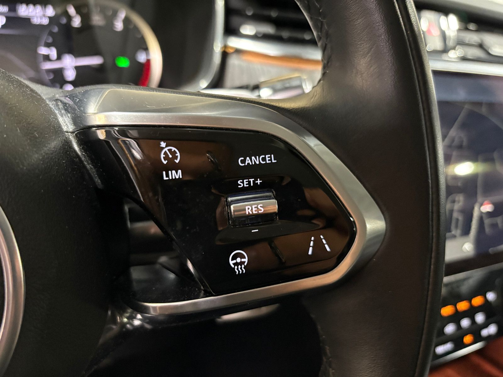 Fahrzeugabbildung Jaguar F-PACE SE AWD/D300/MEMORY/MASSAGE/APPLE/NAVI/KAM