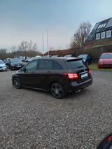 Mercedes-Benz B 250 AMG Line.Aut.Navi.Kam.panoram.Leder.AHK - Mercedes-Benz B-Klasse: AMG
