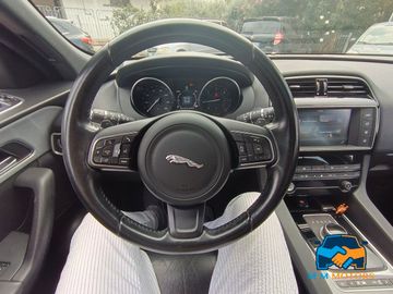 Jaguar F-Pace - 9