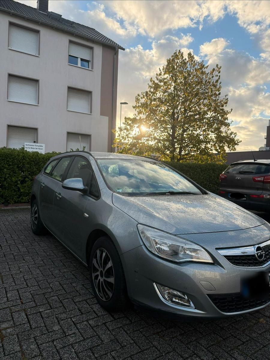 Opel Astra 2010 — interior