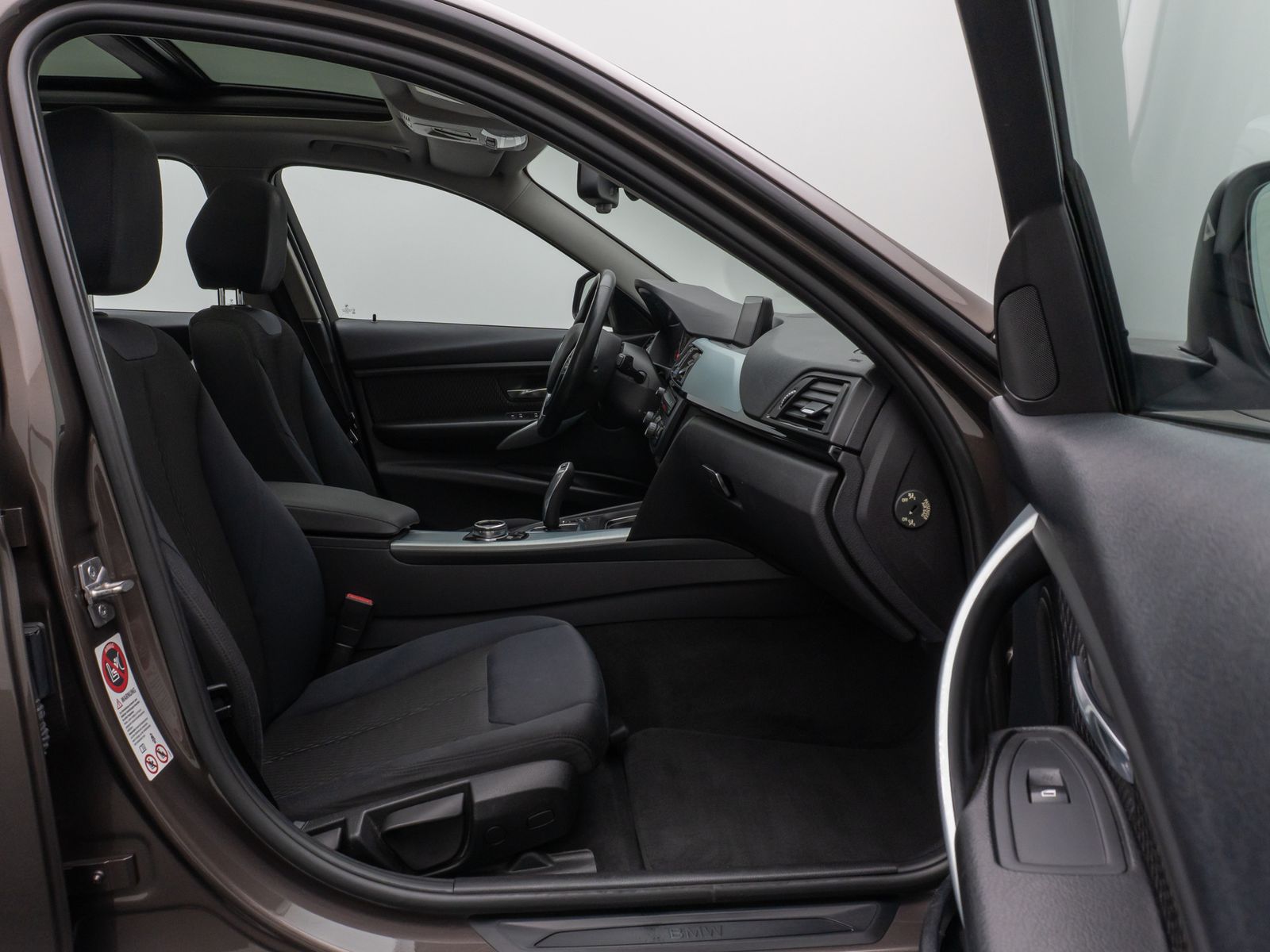 Fahrzeugabbildung BMW 320d GeschwindigReg HUD HiFi Xenon AHK Panorama