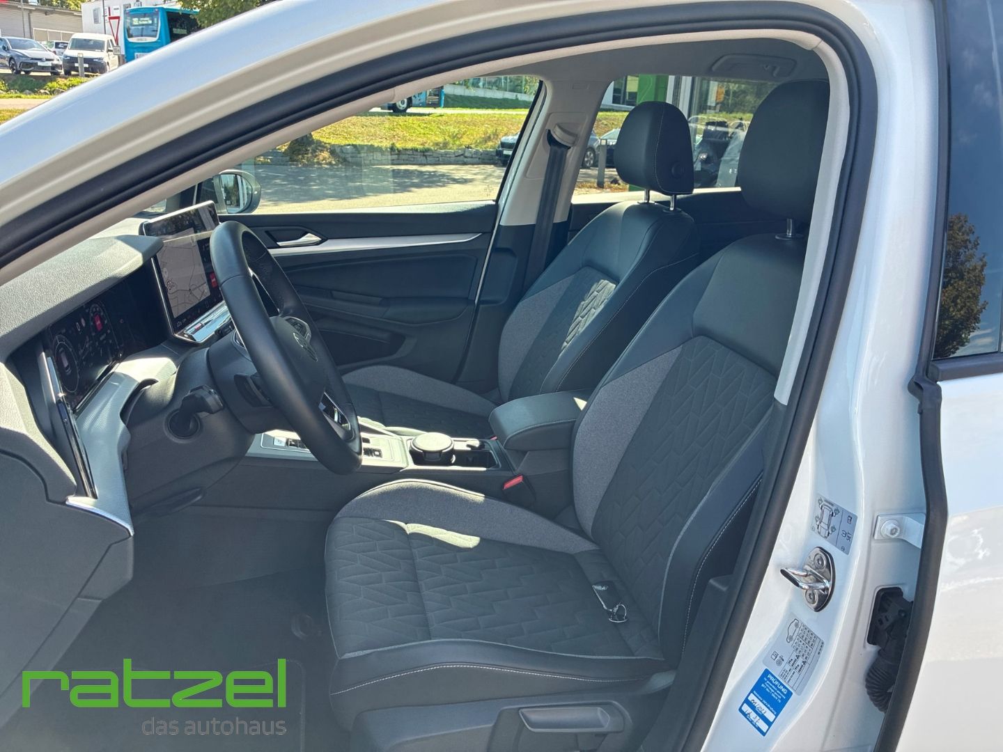 Fahrzeugabbildung Volkswagen Golf 1.5 TSI eHybrid Energy DSG Navi Kamera AHK