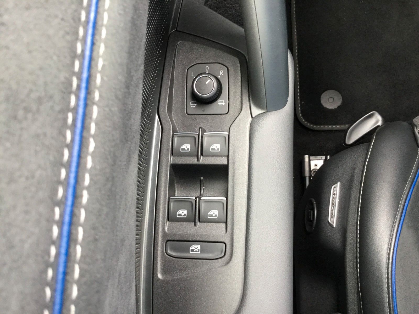 Fahrzeugabbildung Volkswagen Tayron 2.0 TSI DSG 4M R-Line+7S+Pano+AHK+Headup