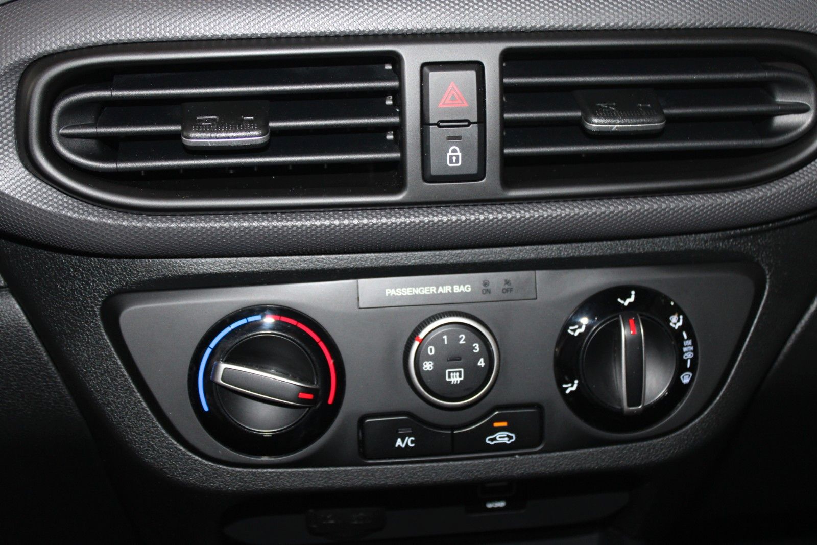 Fahrzeugabbildung Hyundai i10 1.0 Select 5-Türen KLIMA + Allwetterreifen
