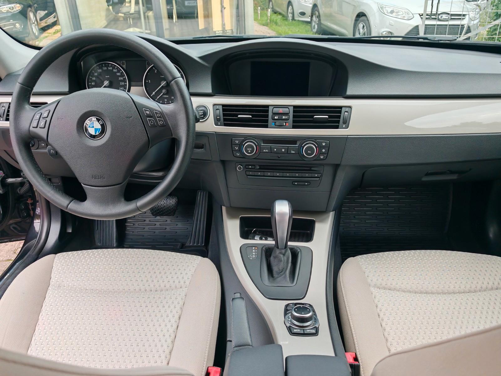 BMW 318 2011 — photo 26