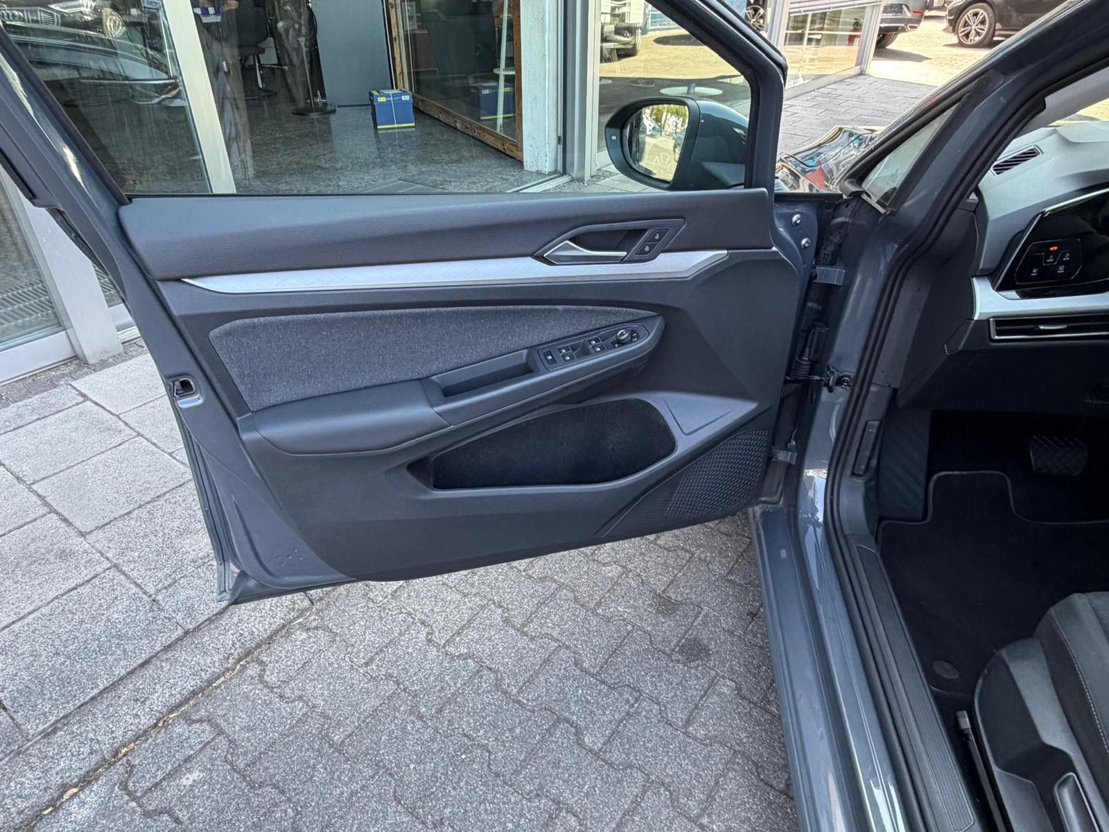 Fahrzeugabbildung Volkswagen Golf VIII 2.0d Life VIRTU+LED+NAVI+SHZ+ACC+PDC+