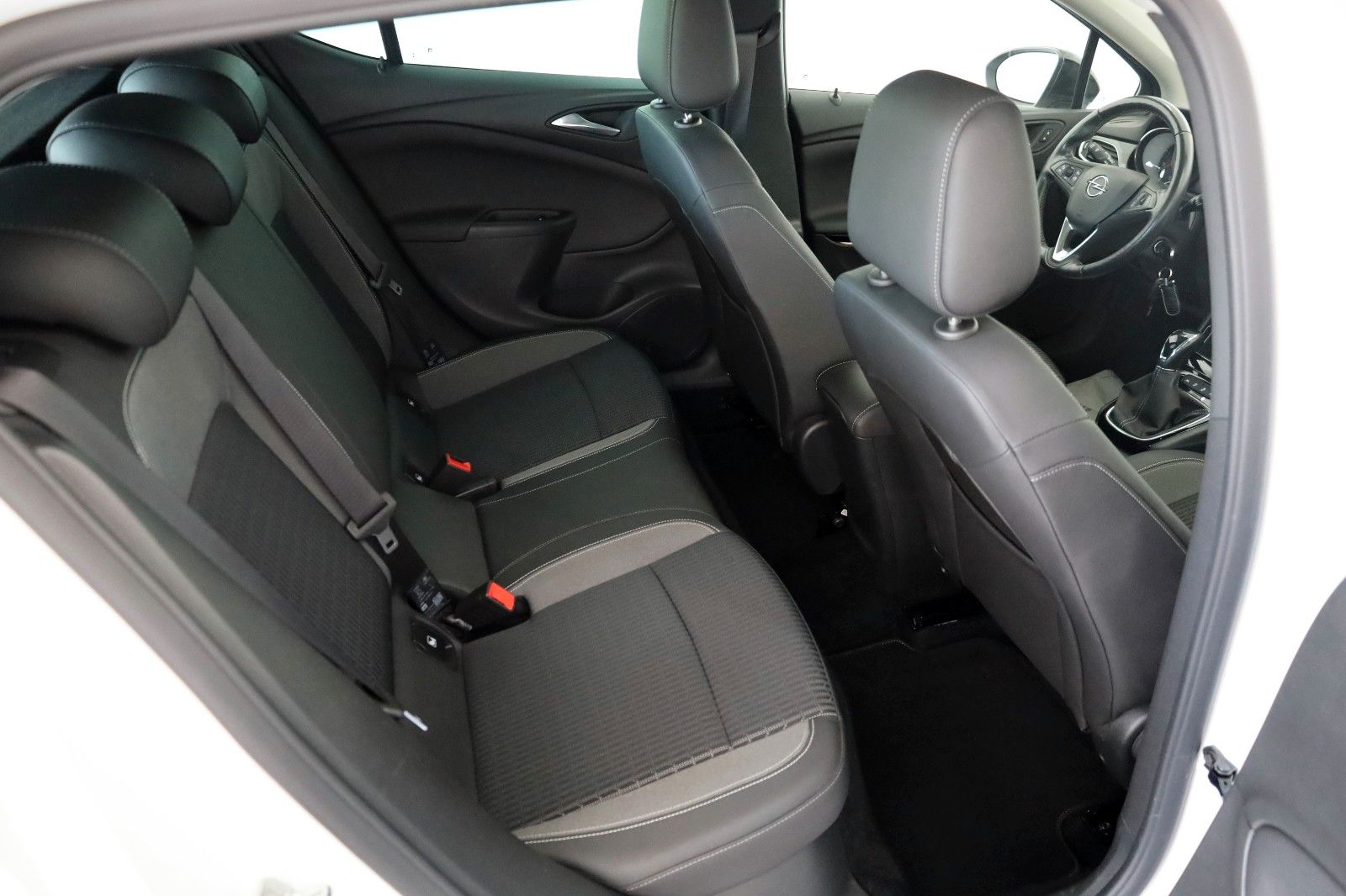 Fahrzeugabbildung Opel Astra K Lim. 5-trg. Design & Tech LED,SH,PDC,App