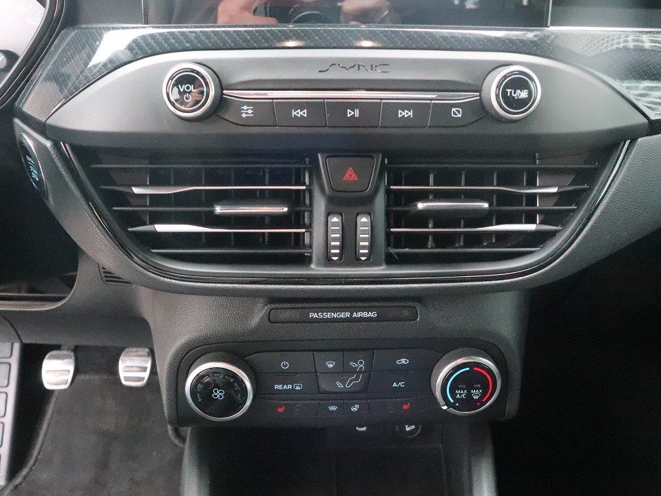 Fahrzeugabbildung Ford Focus Turnier 1.5 ST-Line AHK NAVI ACAA SHZ KeyL