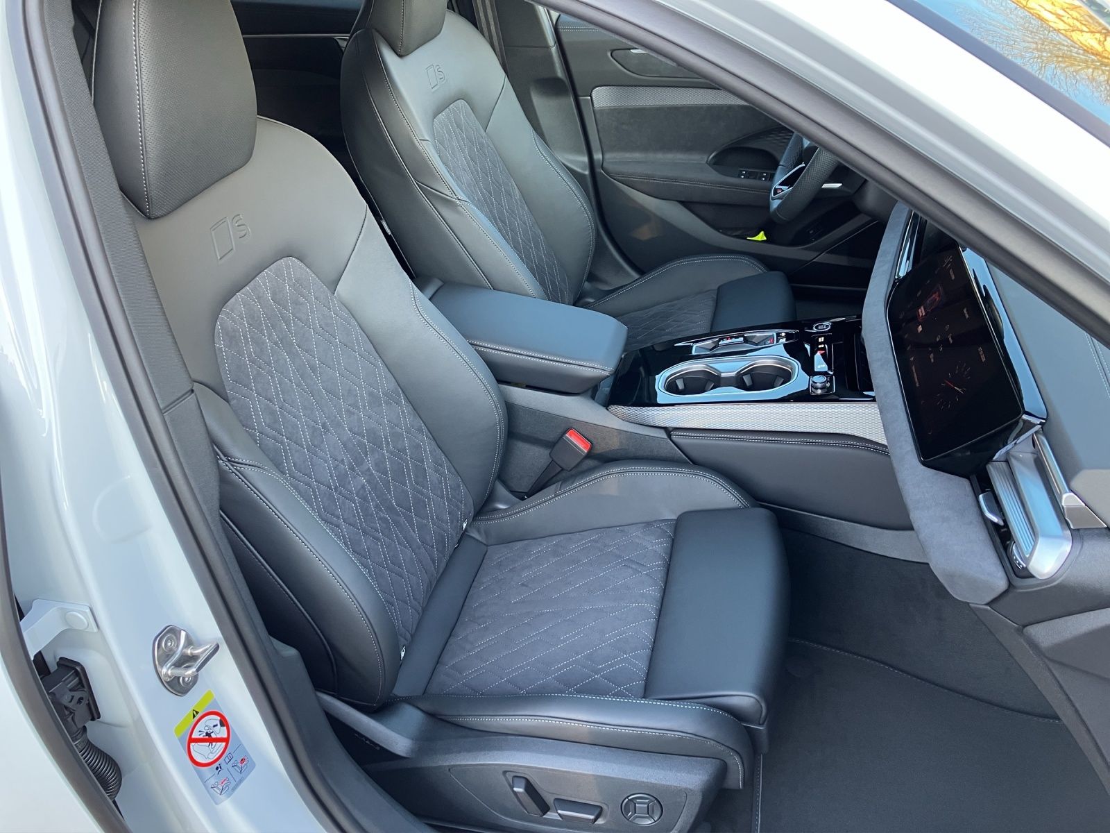 Fahrzeugabbildung Audi A6 Avant e-hybrid quattro  edition one AHZV Matr