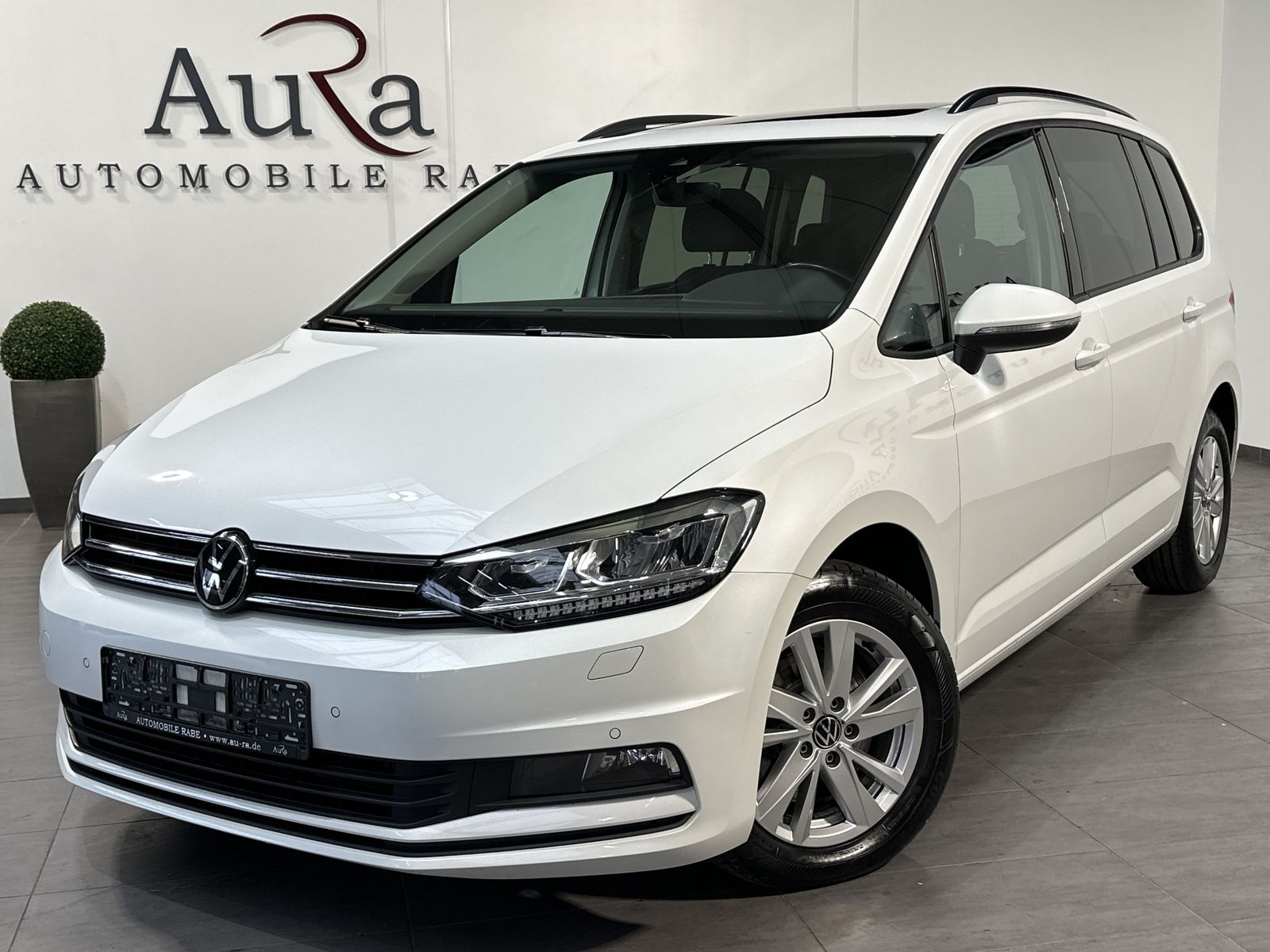 Fahrzeugabbildung Volkswagen Touran 2.0 TDI DSG Comfortline NAV+LED+ACC+PANO