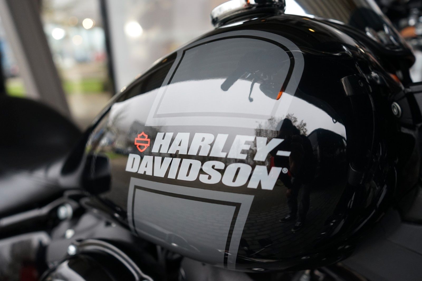 Fahrzeugabbildung Harley-Davidson Softail Sport Glide FLSB 107 mit Miller Auspuff