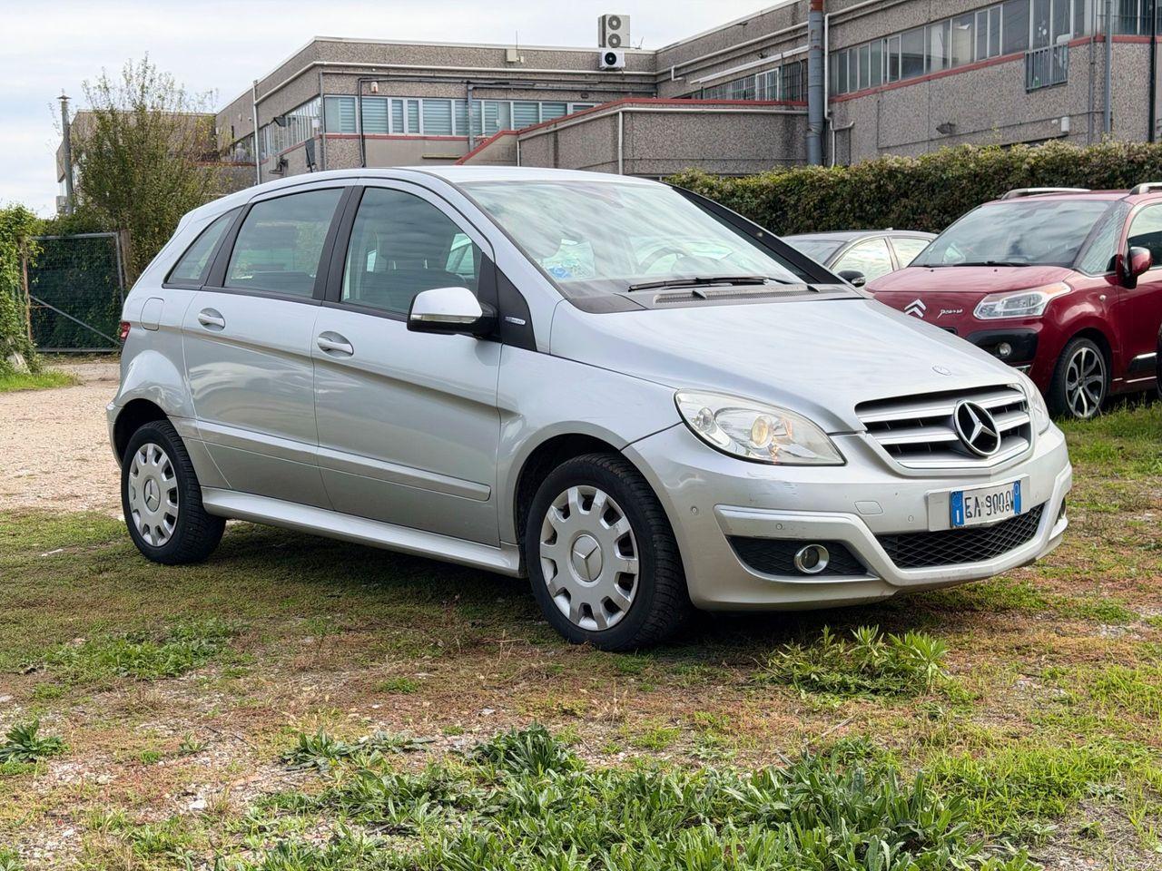 Mercedes-Benz B180 2010 — interior