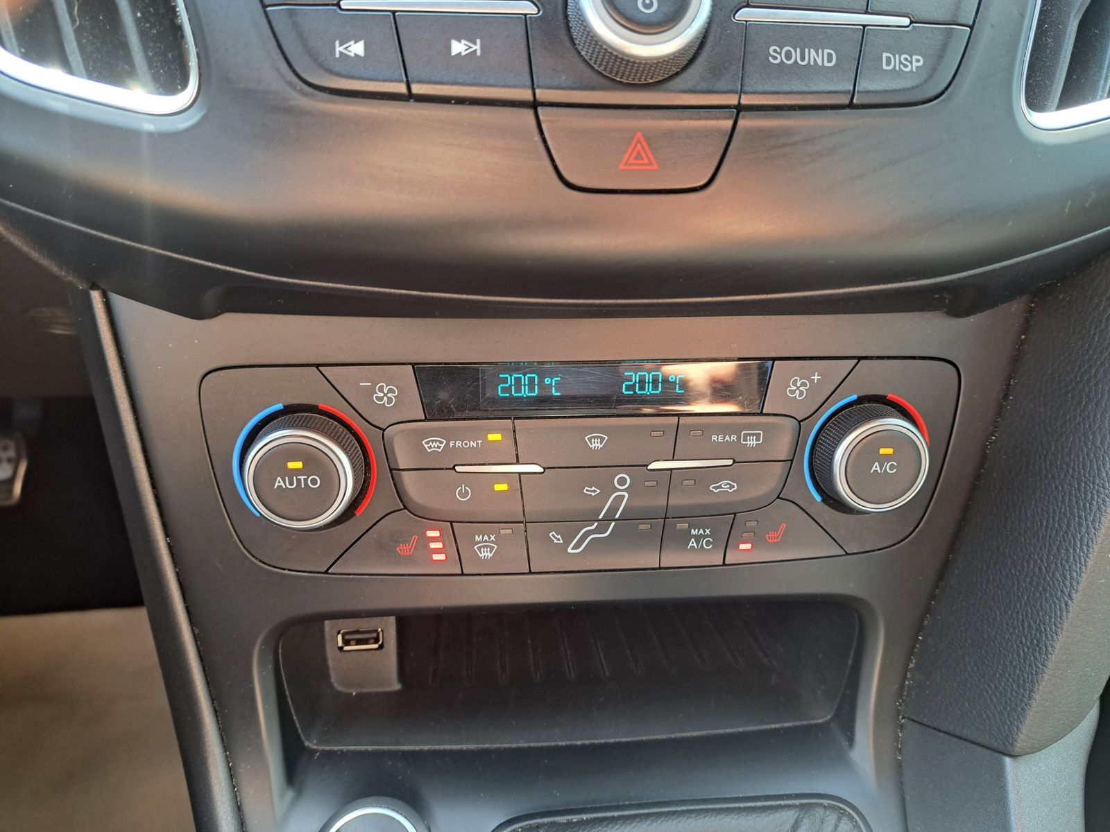 Fahrzeugabbildung Ford Focus ST-Line NAVI PARK-ASSISTENT WINTERPAKET