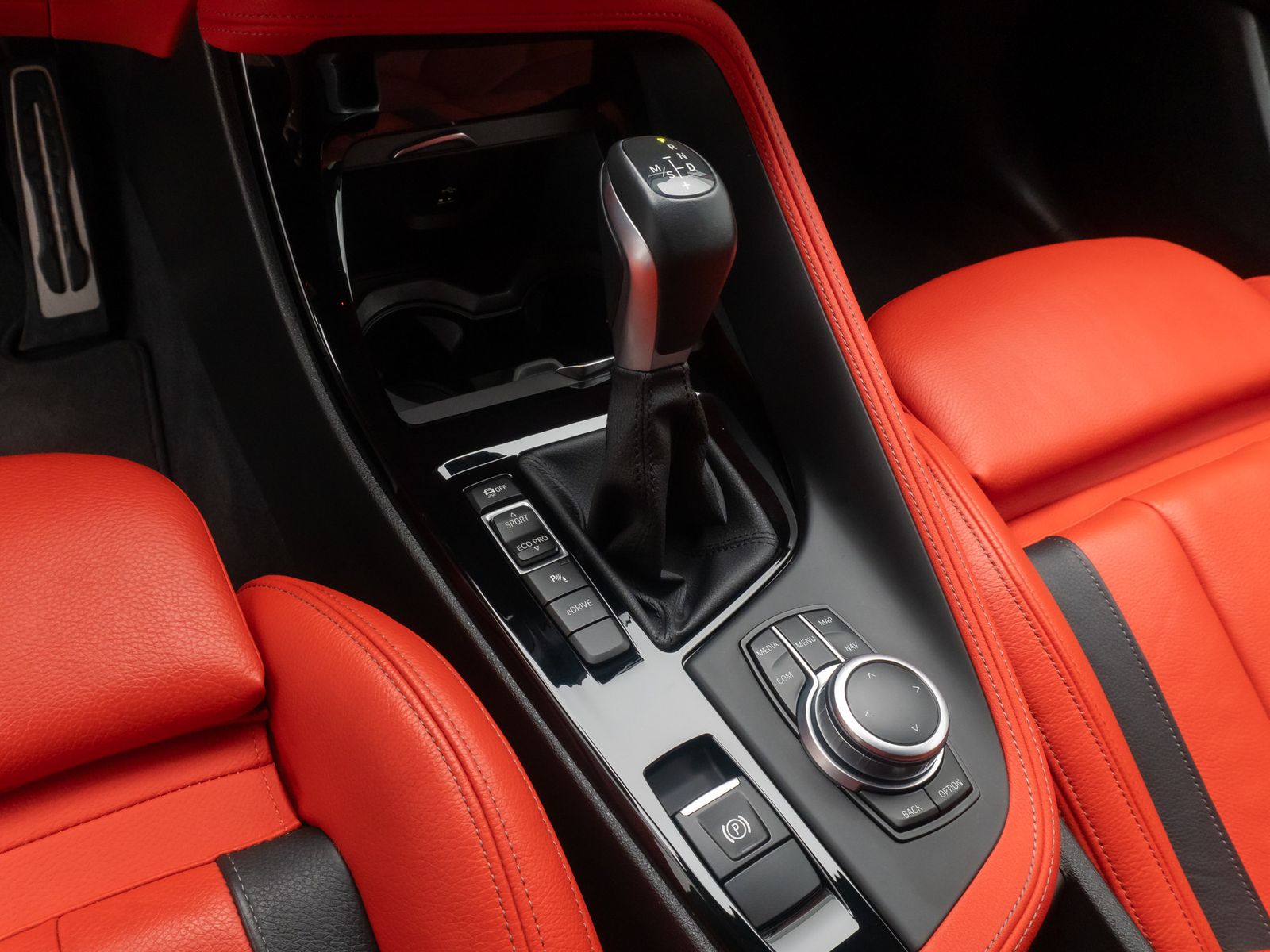 Fahrzeugabbildung BMW X2 xD25e M Sport Kamera HUD DAB HiFi Komfort 19"