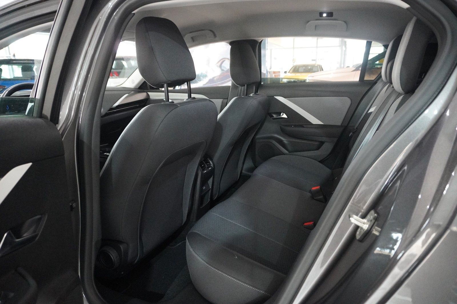 Fahrzeugabbildung Opel Astra L Lim. 1.6 HYBRID BUSINESS NAVI/LED/KAMERA
