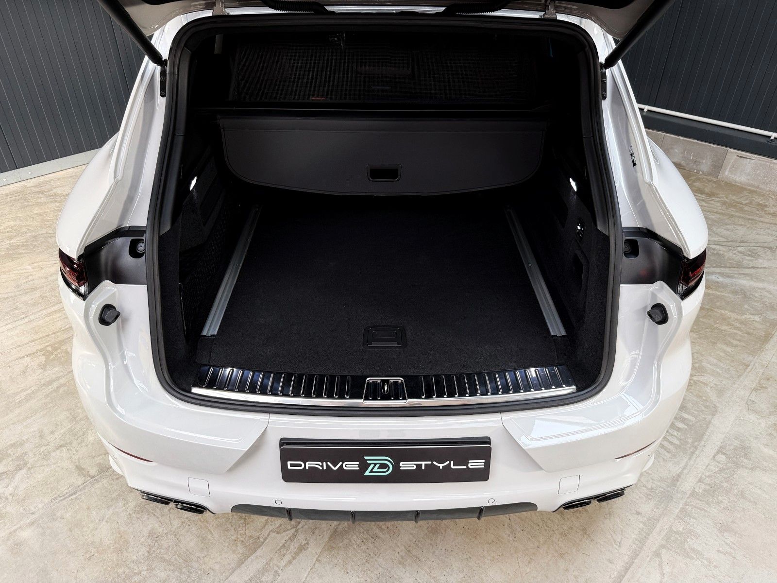 Fahrzeugabbildung Porsche Cayenne E-Hybrid + Vollaust. + Approved +Panoram
