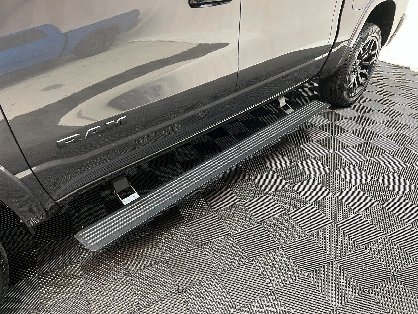 Fahrzeugabbildung Dodge RAM 1500 Limited Night  5,7L V8 HEMI / MFT