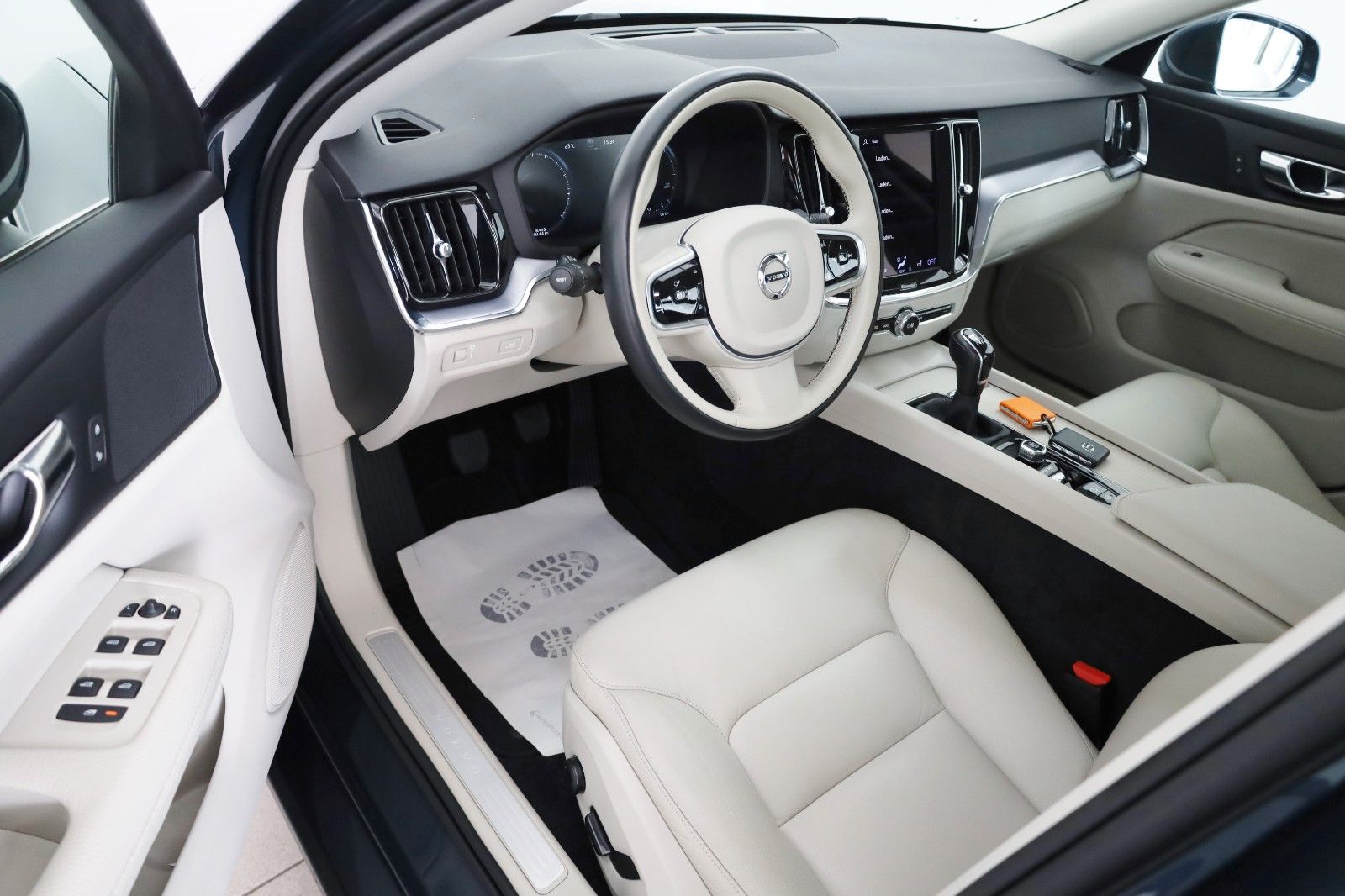 Fahrzeugabbildung Volvo V60 Kombi Momentum Pro Leder,Navi,LED,SH,Apple C