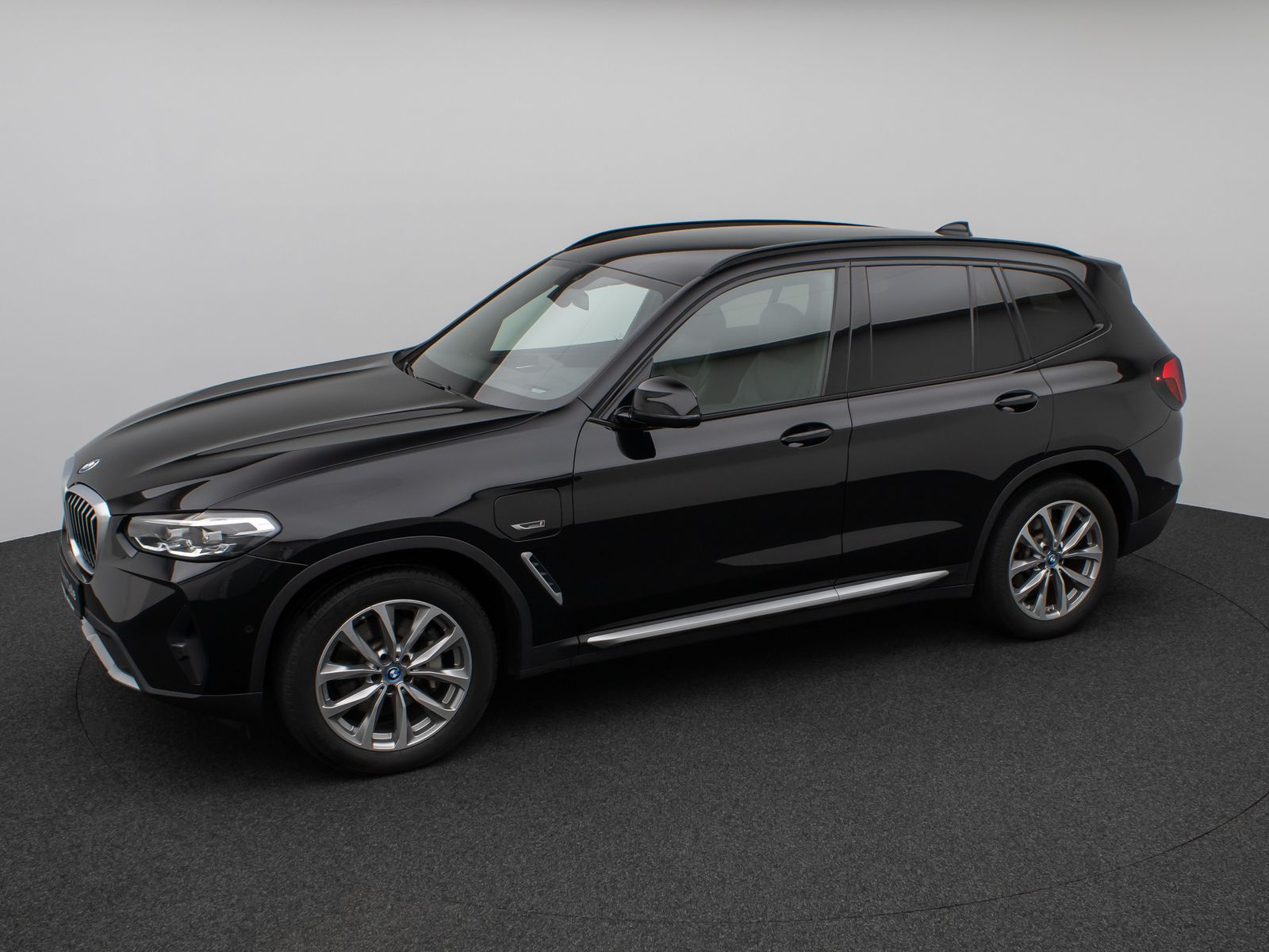 Fahrzeugabbildung BMW X3 xD30e Kamera HUD DAB HiFi Komfort Sport AHK