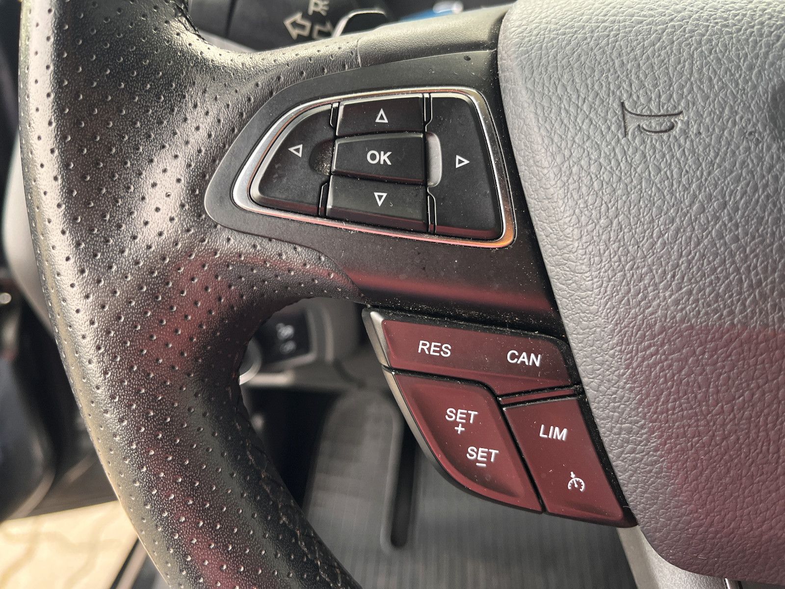 Fahrzeugabbildung Ford Focus Turnier ST-Line 1.5 Turbo Automatik