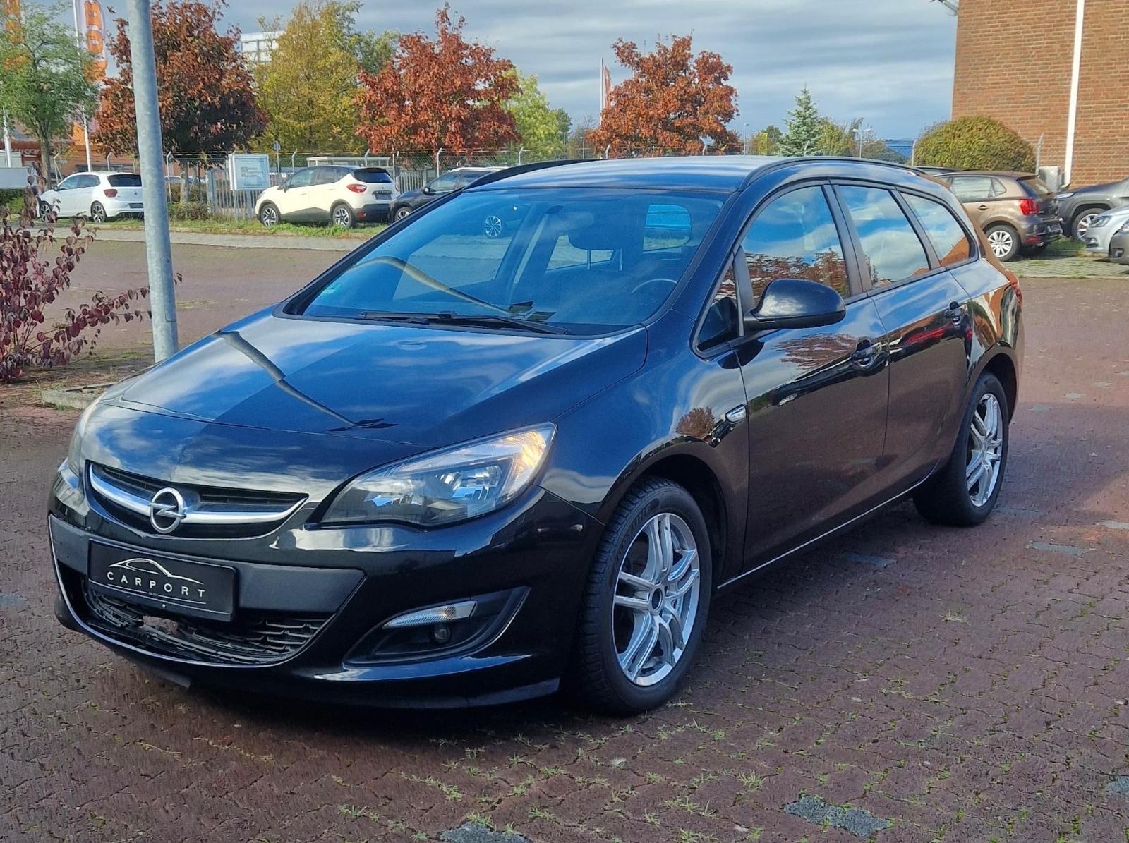 Opel Astra 2013 — вигляд ззаду