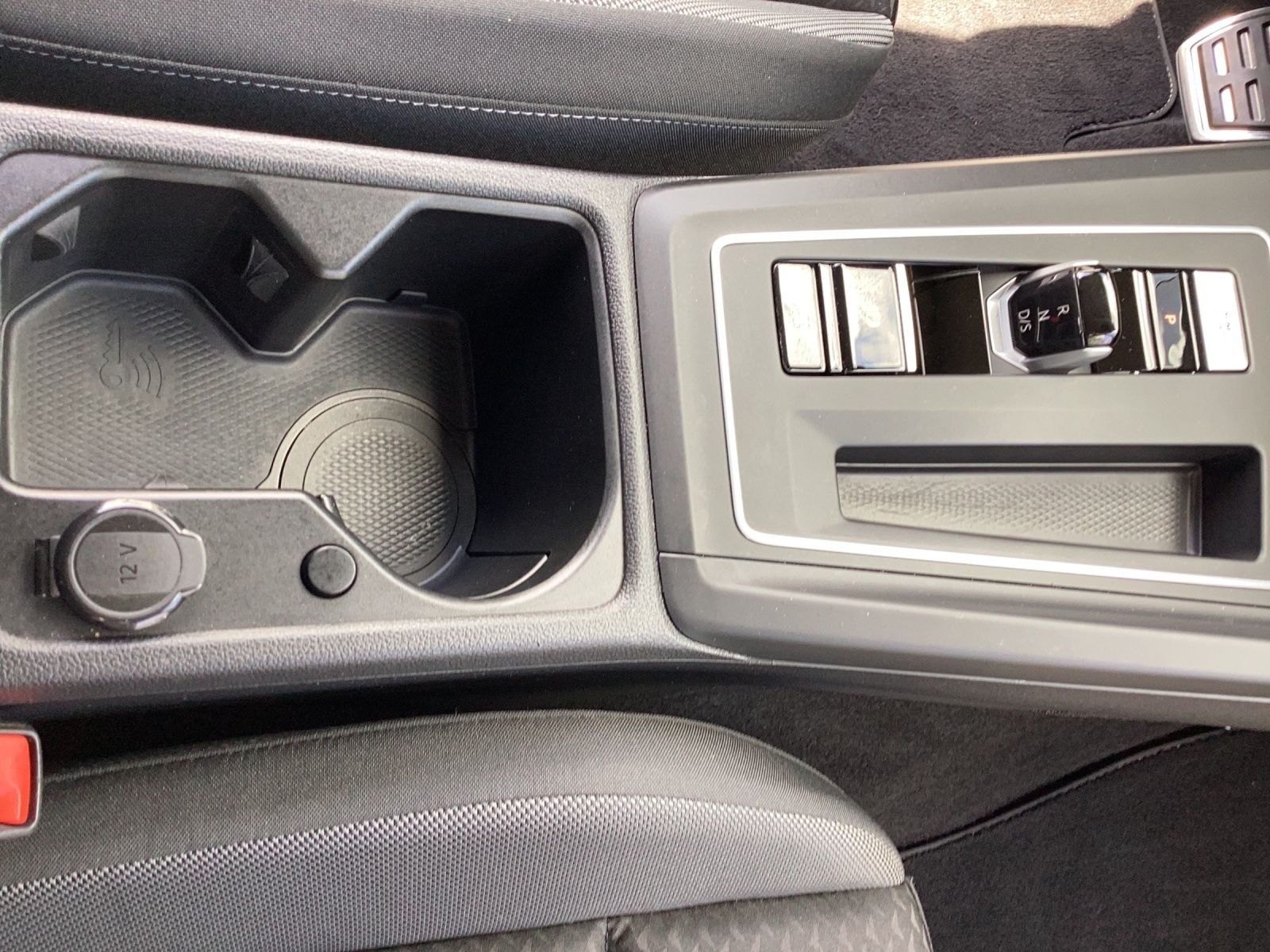 Fahrzeugabbildung Volkswagen Golf VIII eTSI Active DSG LED AHK Navi AID ACC P