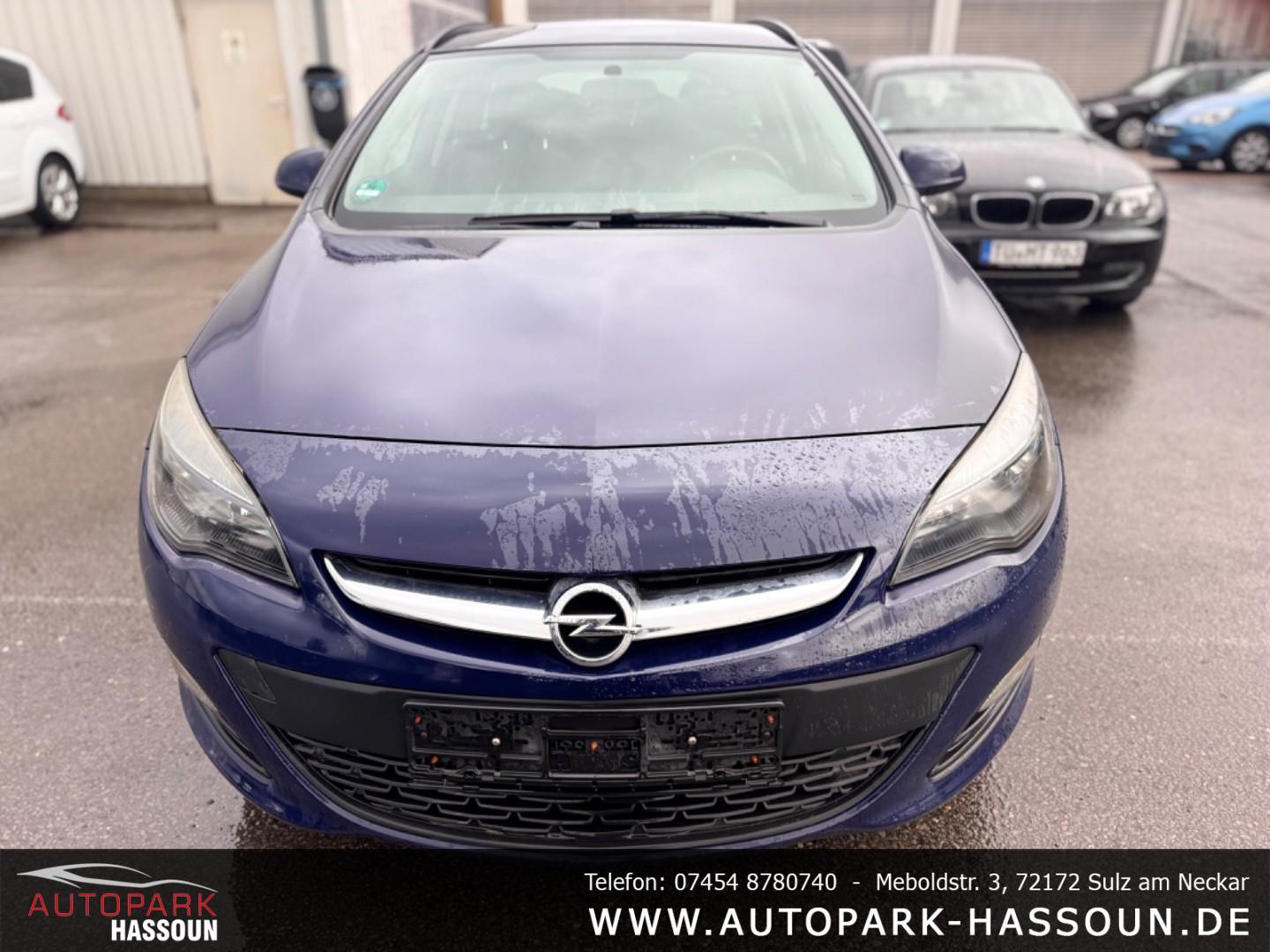 Opel Astra 2012 — rear view