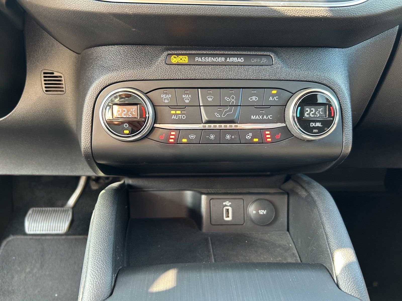 Fahrzeugabbildung Ford Focus 1.0 EcoBoost Titanium Kamera/Navi/LED