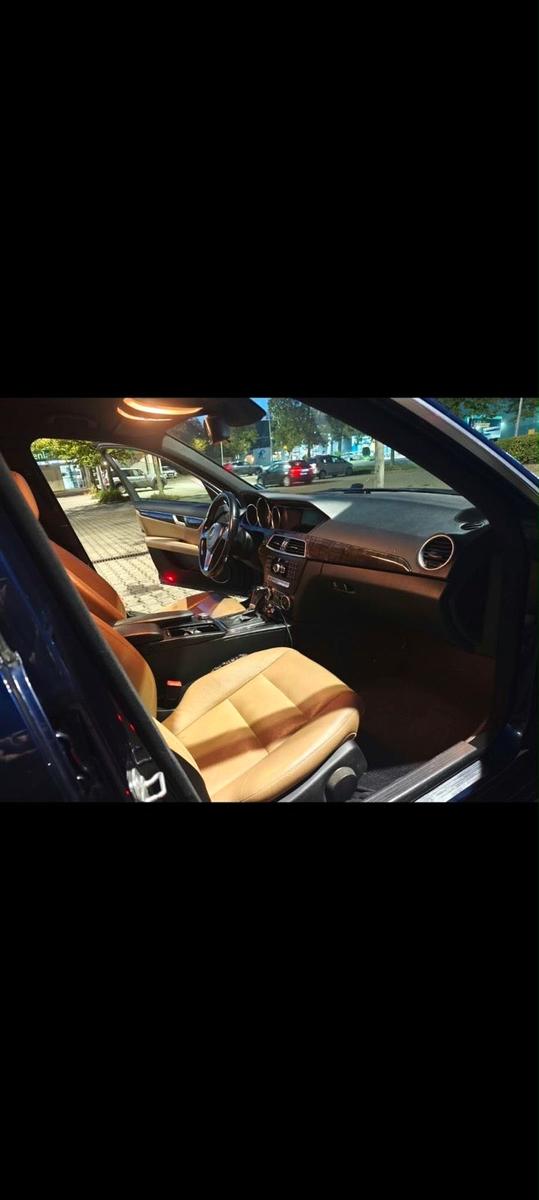 Mercedes-Benz C220 2011 — interior