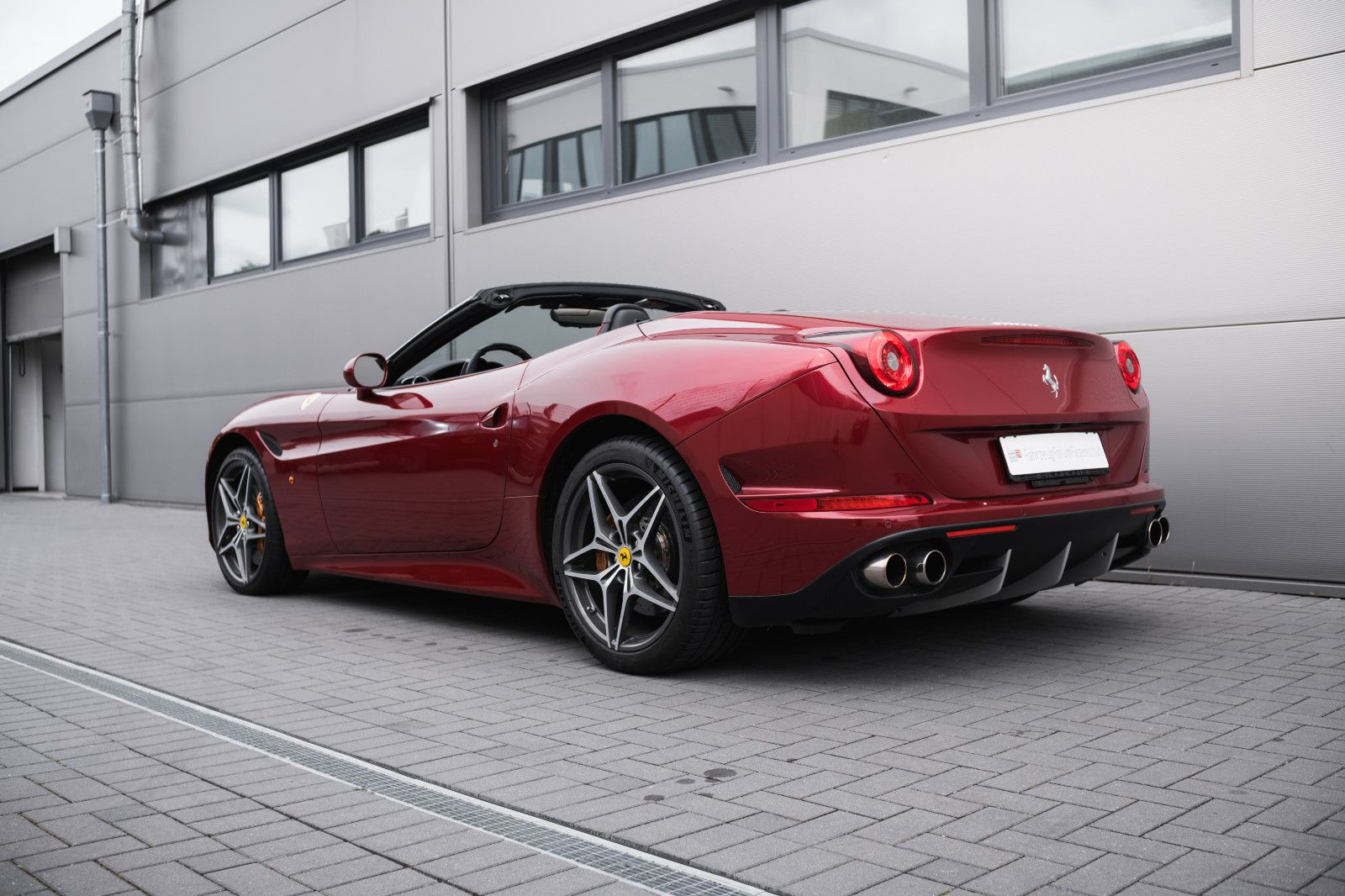 Fahrzeugabbildung Ferrari California T-erst 9.640km-Navigation-