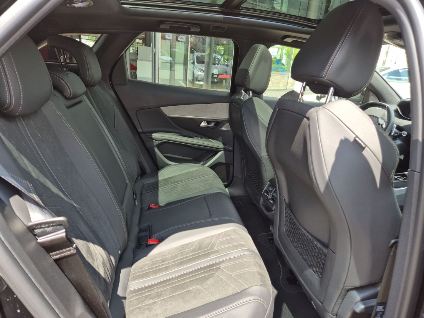 Fahrzeugabbildung Peugeot 3008 Hybrid4 300 GT 1.6 El. Panodach Navi Digita