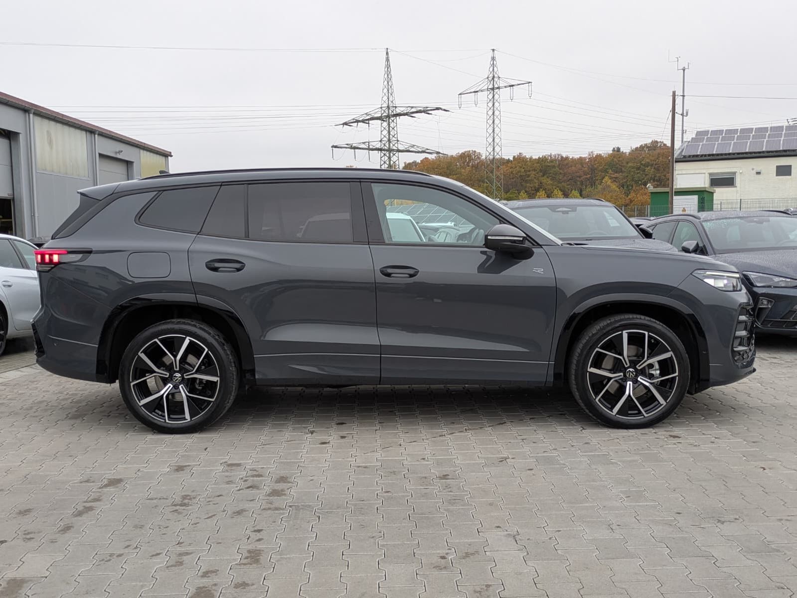 Fahrzeugabbildung Volkswagen Tayron 2.0 TDI 4M R-Line BLACK*7Si*MATRIX*PANO