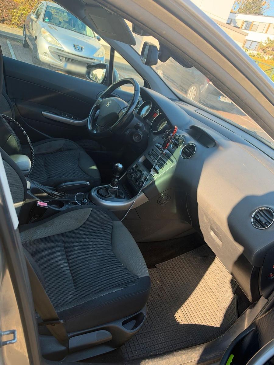 Peugeot 207 2011 — photo 9