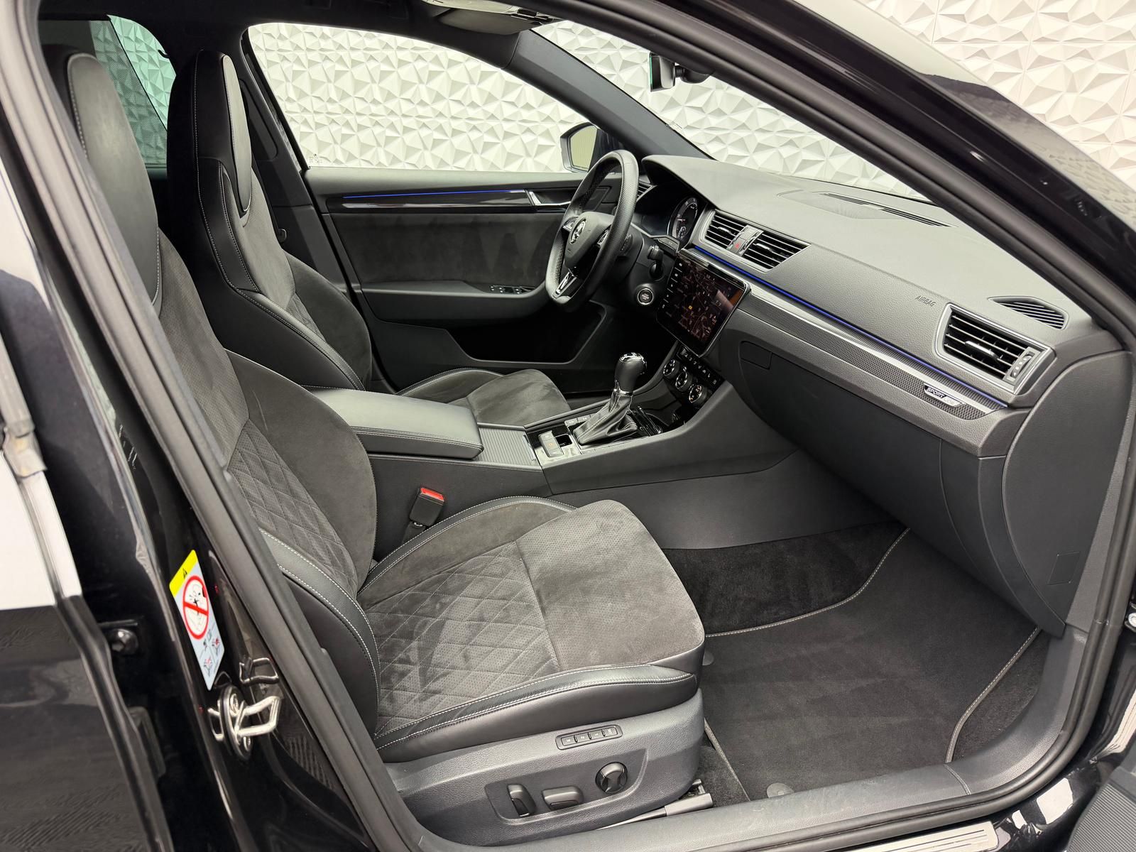 Fahrzeugabbildung SKODA 2.0 TDI 4x4 SPORTLINE/DSG/XDS/DCC/RCAM/AHK/MEMOR