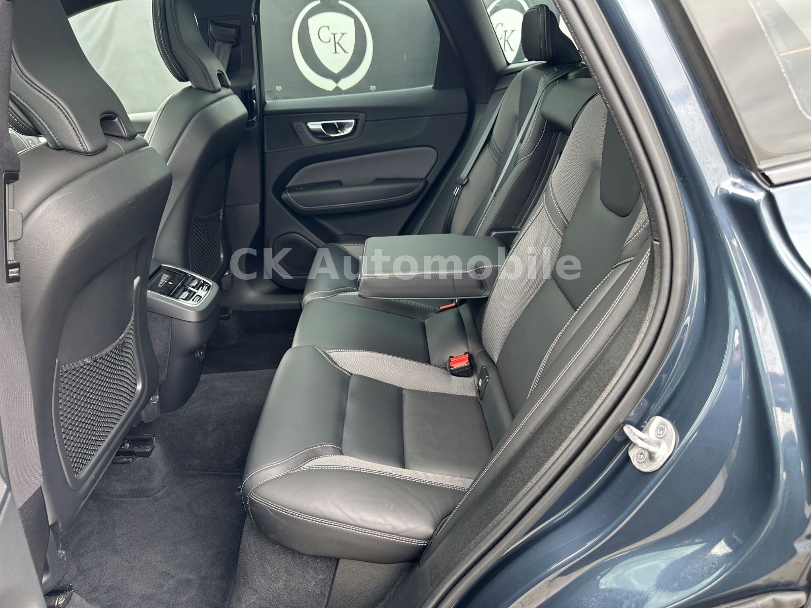 Fahrzeugabbildung Volvo XC60 B4 R Design 2WD/Navi/Pano/Kamera/LED