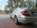 Mercedes-Benz C-Klasse C 180 CGI BlueEfficiency - Mercedes-Benz C 180 mit Benzin-Antrieb: Panorama-Dach, Limousine