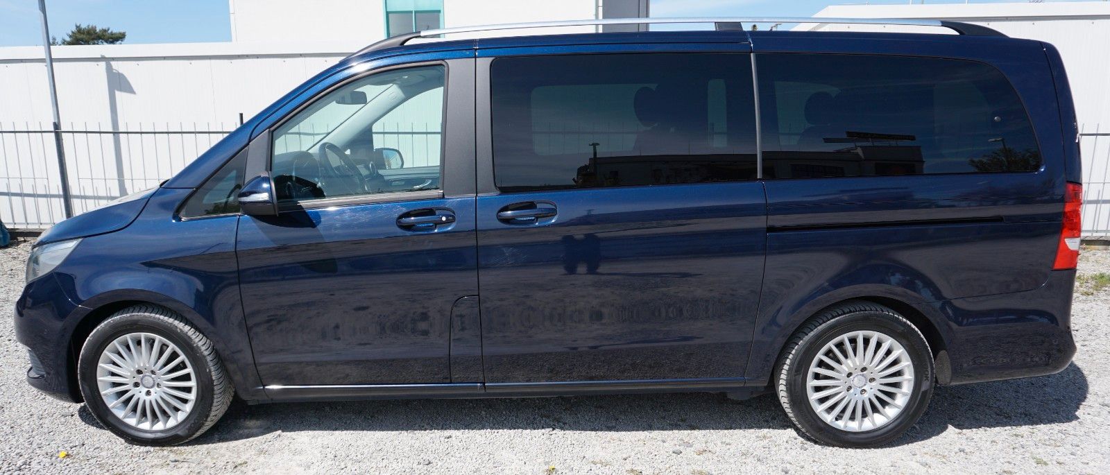 Fahrzeugabbildung Mercedes-Benz V 220d EDITION lang  7 Sitze,Navi,AHK,SR+WR