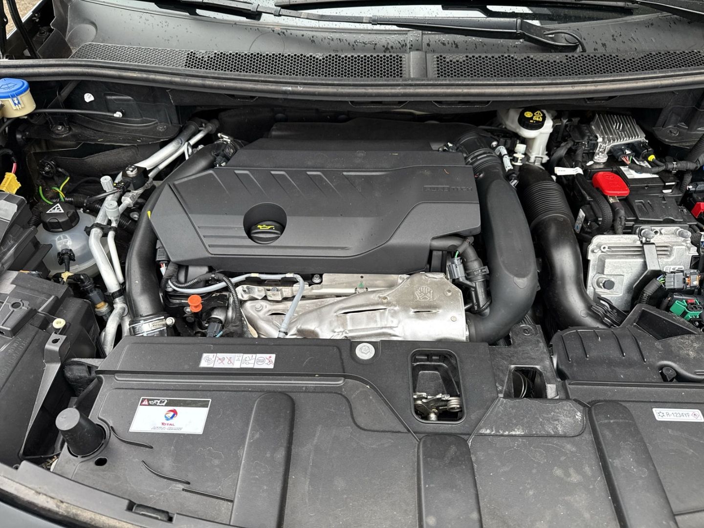 Fahrzeugabbildung Peugeot 3008 Hybrid 225 Allure Pack Navi Digitales Cockp