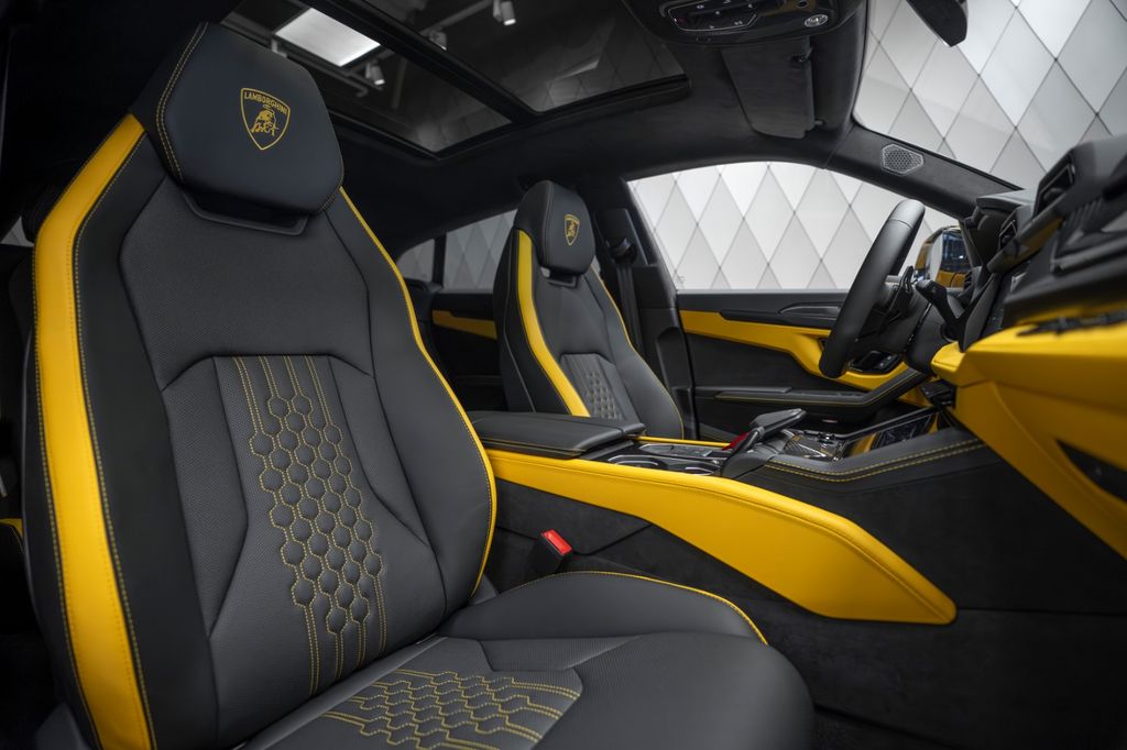 Urus 4.0 V8 SE YELLOW/BLACK YELLOW PANO B&O - Bild 17