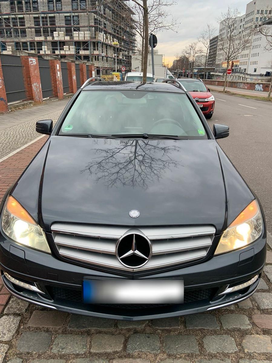 Mercedes-Benz 220 2011 — rear view