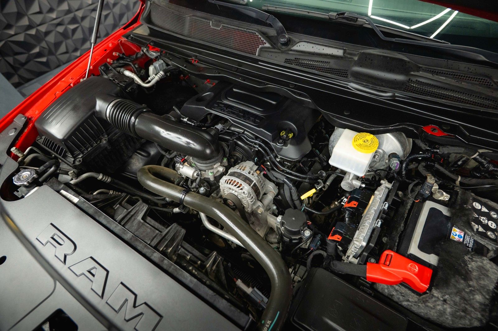 Fahrzeugabbildung Dodge RAM 5.7 V8 HEMI 4x4 OFFROAD Night-Paket *LED*19%