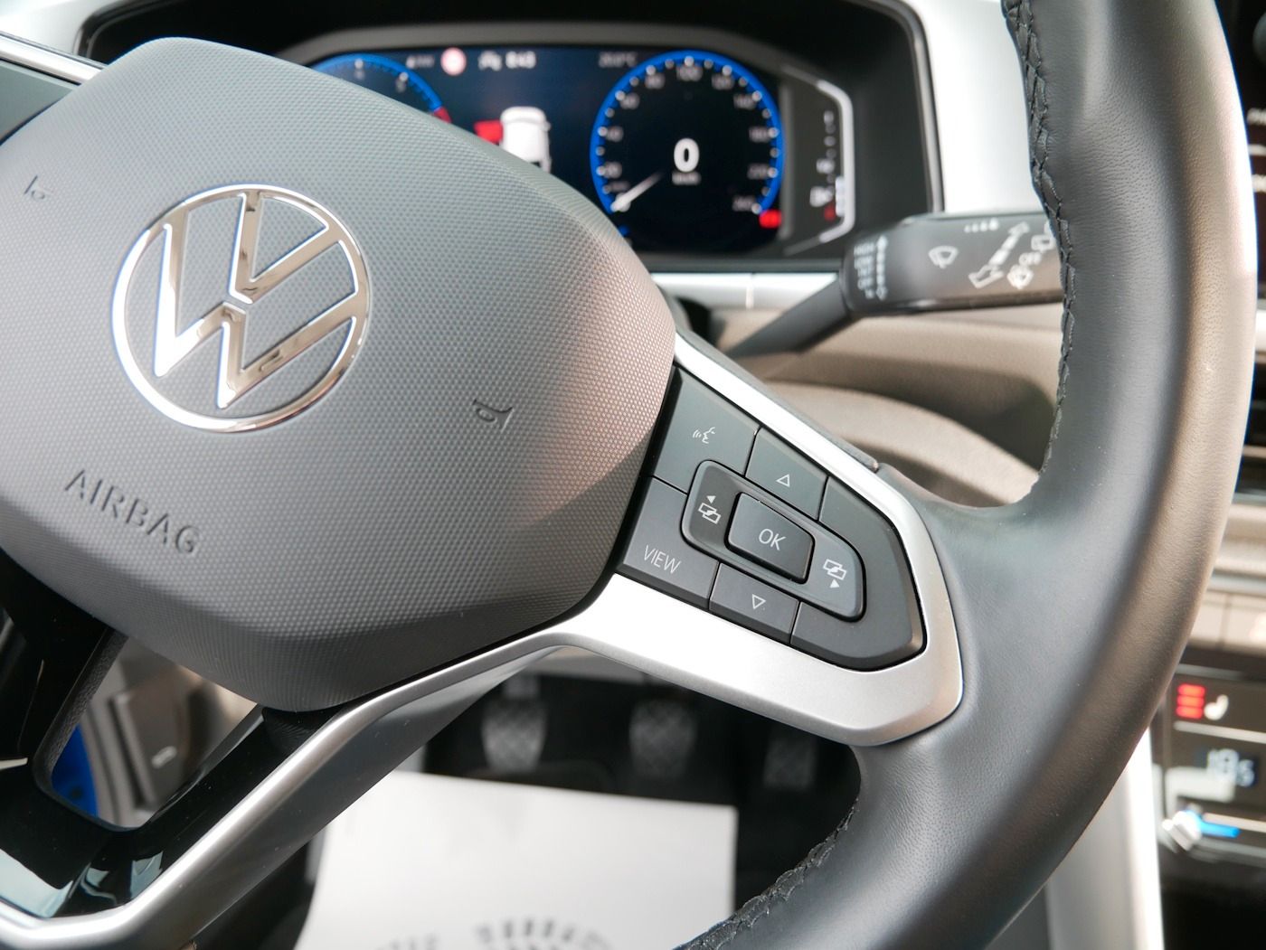 Fahrzeugabbildung Volkswagen T-Roc 1.0 Life NEU36T Standheiz SHZ LED NAVI ALU