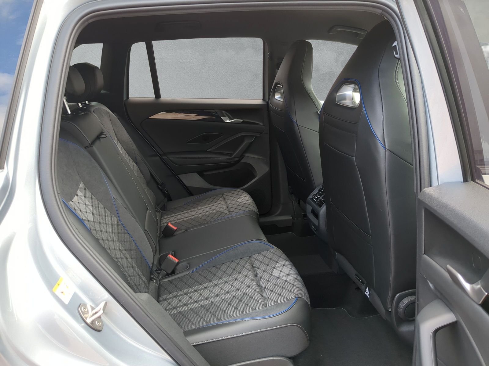 Fahrzeugabbildung Volkswagen Tiguan R-Line 2,0 TDI 110kW 7-Gang DSG AHK