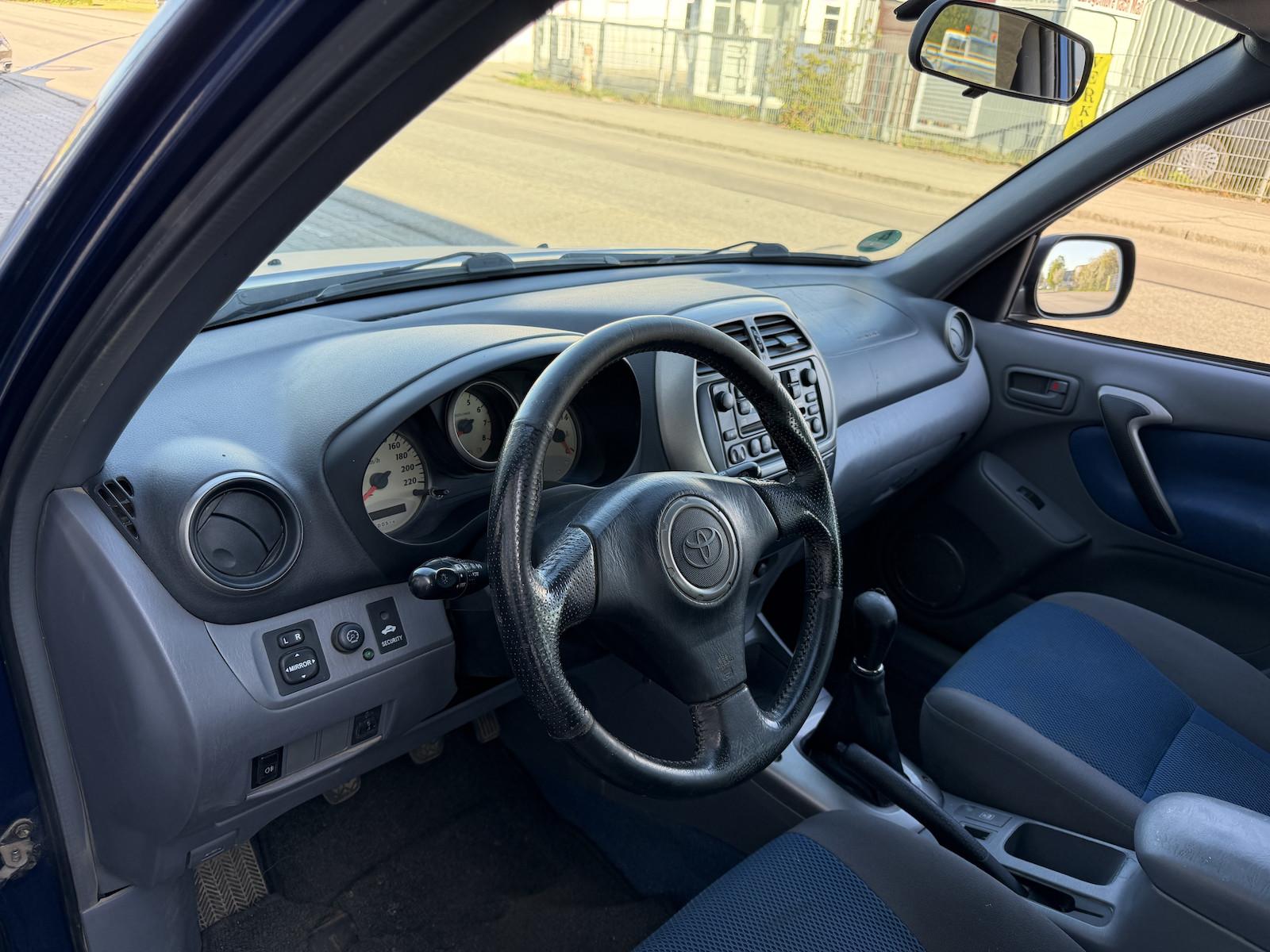 Toyota RAV4 1.8 VVT-i 125 ch Essence • Clim • Attelage • Barres de toit